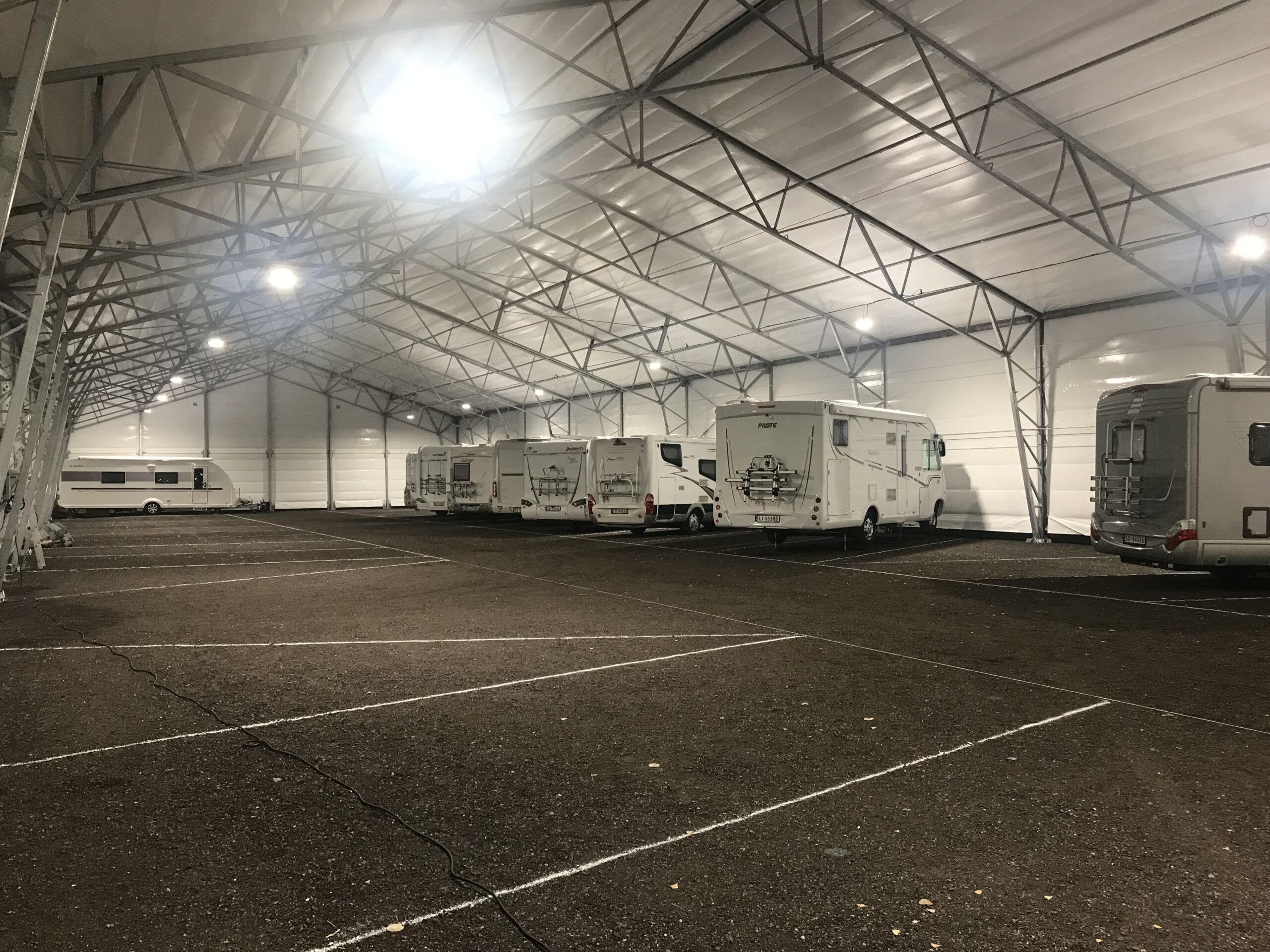 Bobiler lagret innendørs i den oppvarmede hallen