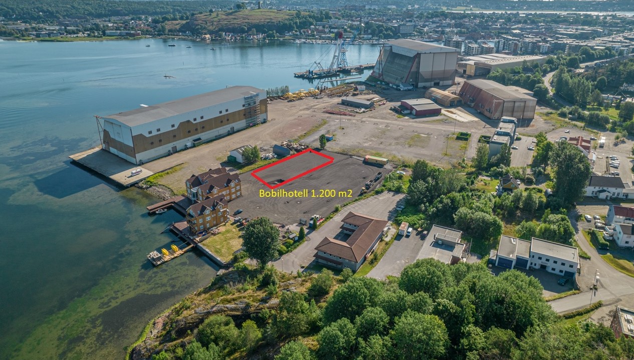 Flyfoto som viser beliggenheten til bobilhotellet på Danholmen ved Tønsberg