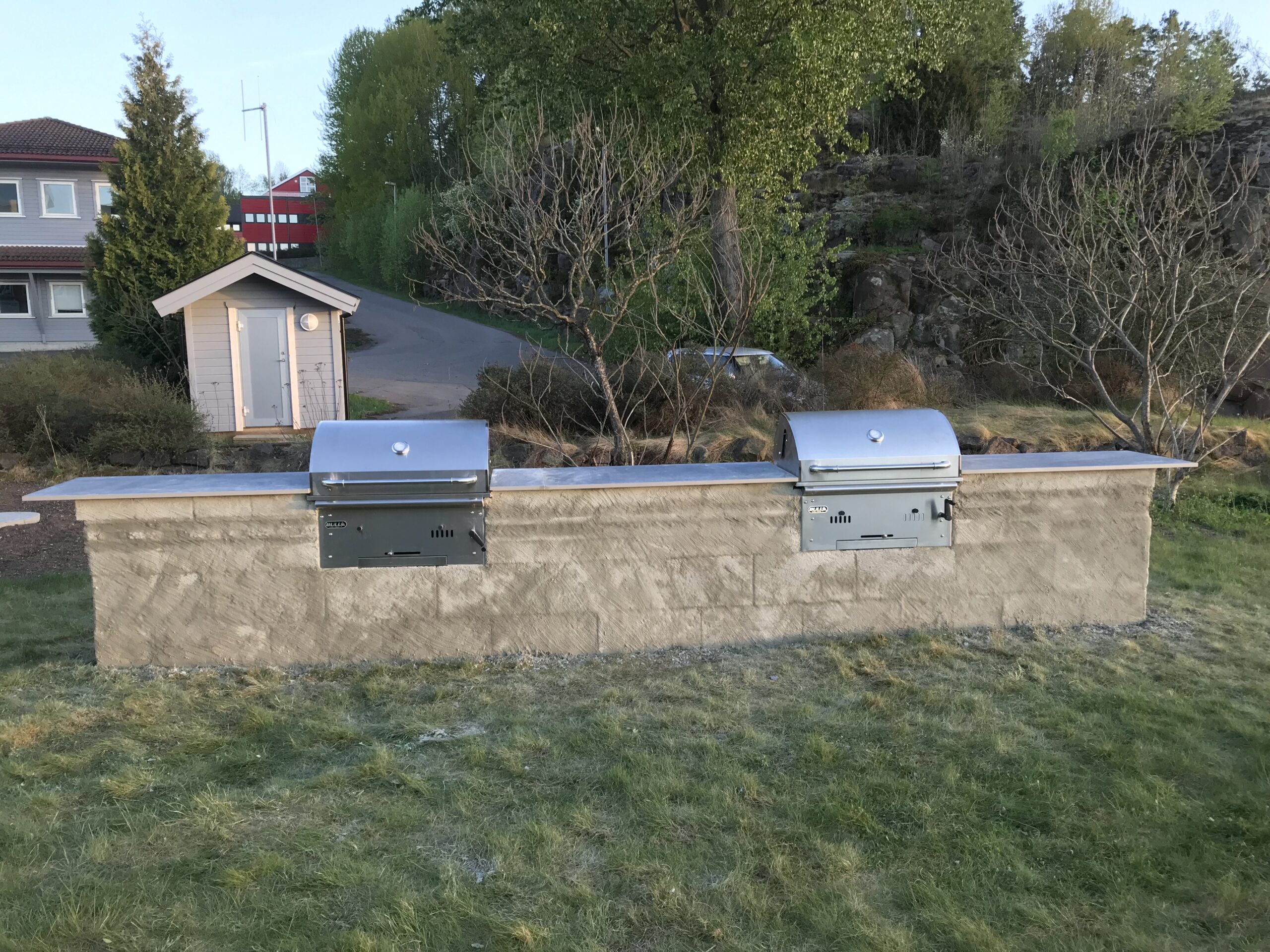 Murt grillplass med to griller på uteområdet ved bobilparkeringen