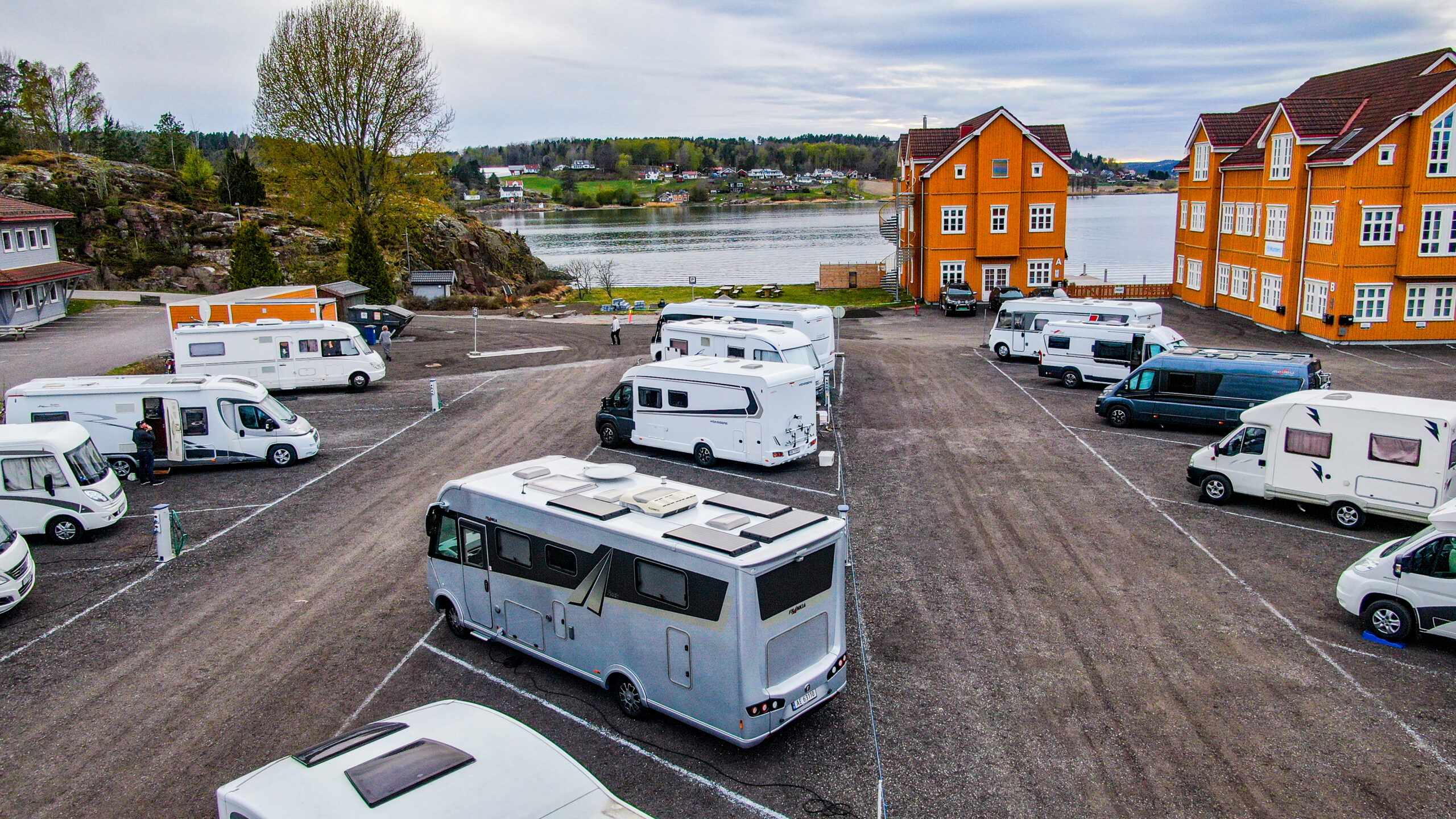 Bobiler parkert på bobilparkeringen med utsikt mot sjøen på Nøtterøy